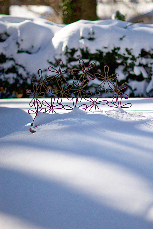 埋在雪中的金属长凳