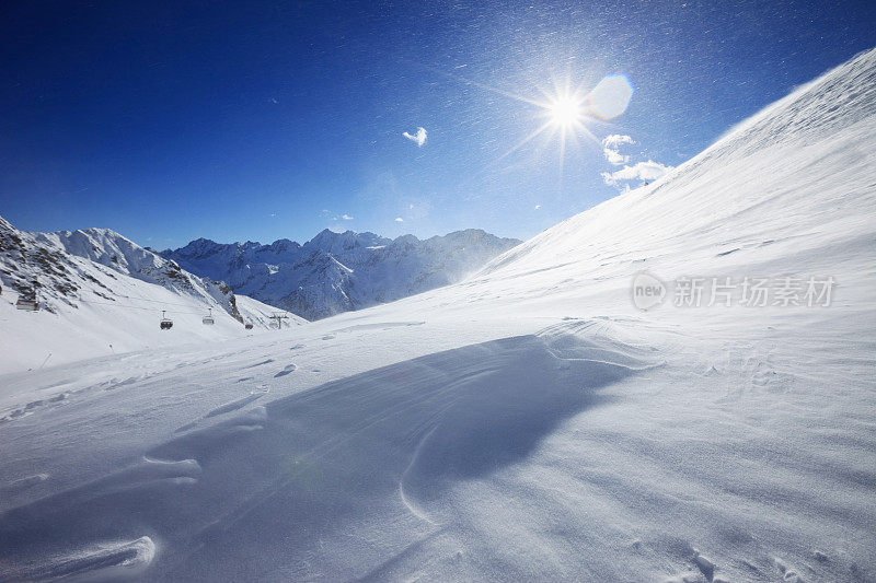 美丽的雪道滑雪斜坡高山冬季景观