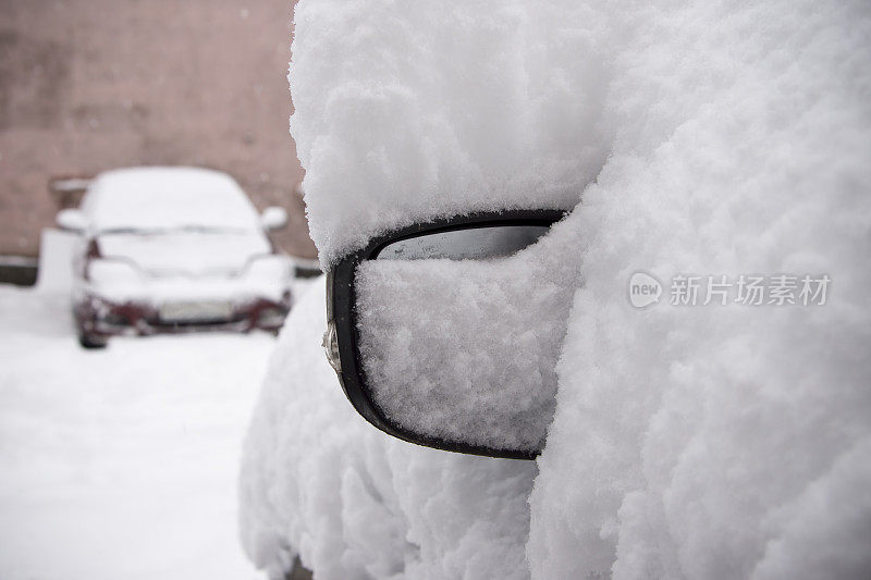 停车场里一辆被雪覆盖的车