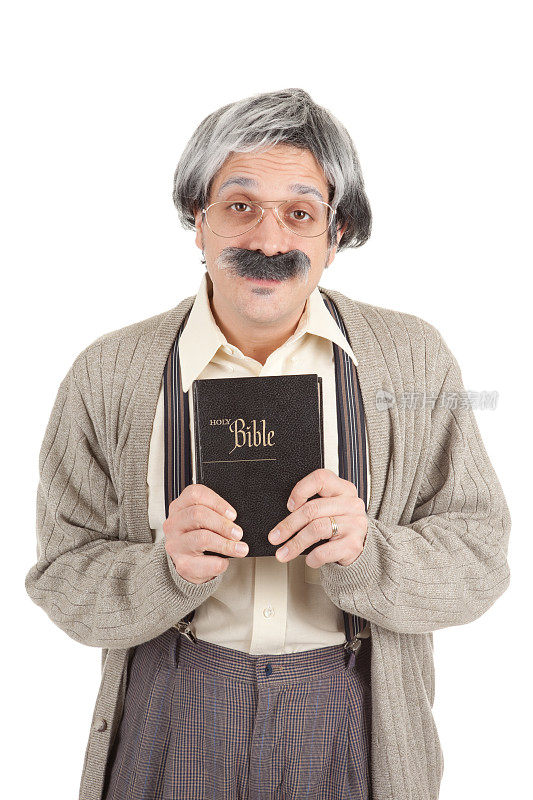 拿着圣经的老人