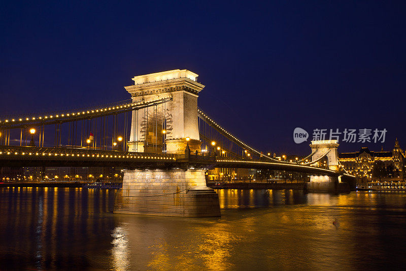 照明链桥立交桥在布达佩斯与城市景观