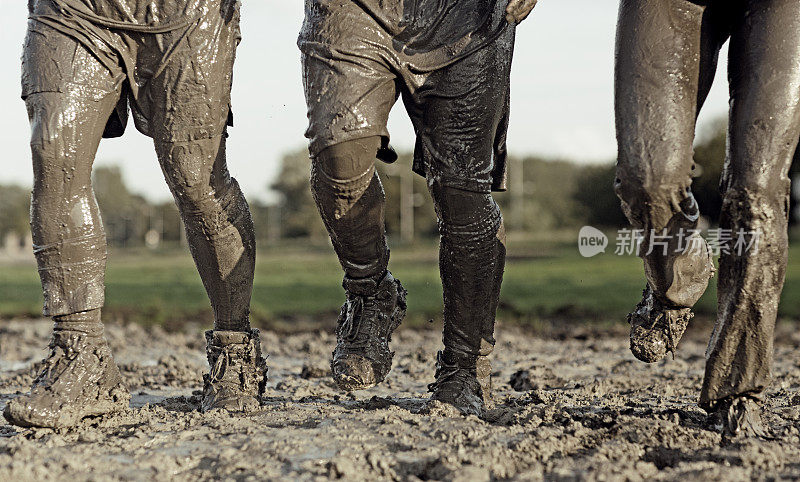 人们在泥泞中慢跑的特写