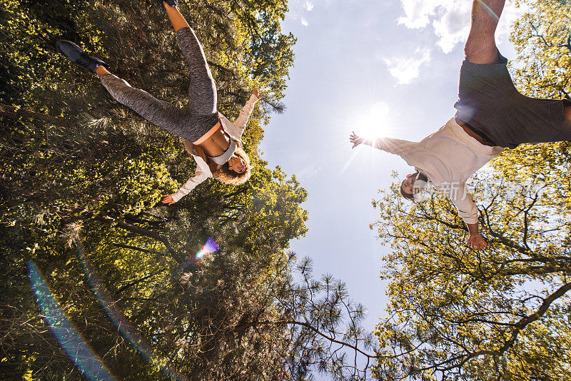 下面是嬉戏的情侣在公园里跳跃的画面。