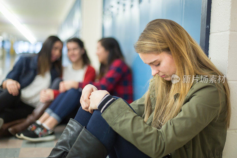 高中走廊里被欺负的女孩