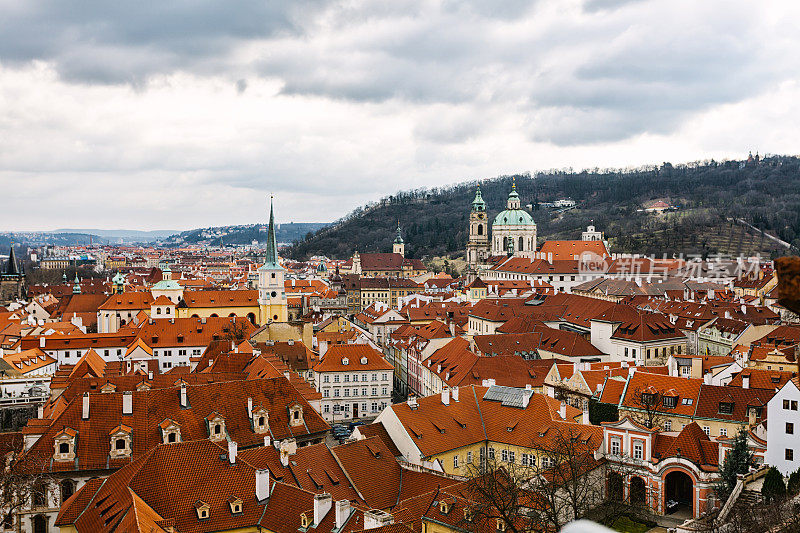 布拉格的城市景观和圣尼古拉斯教堂