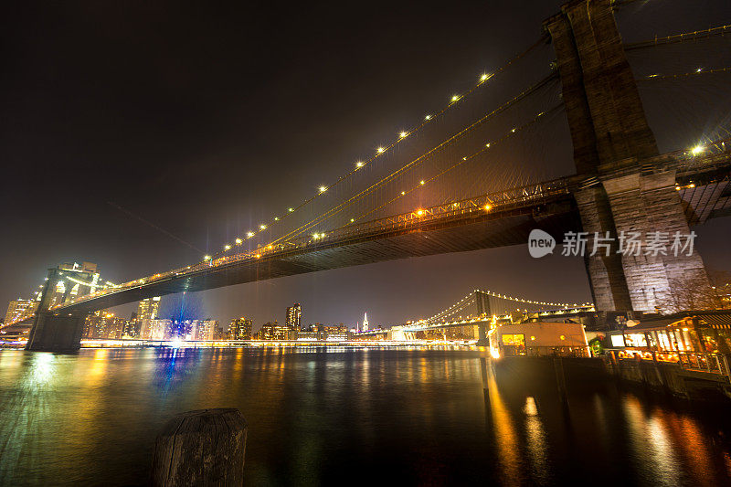 桥梁和曼哈顿的夜晚，纽约，美国。