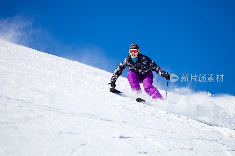 年轻女孩滑雪