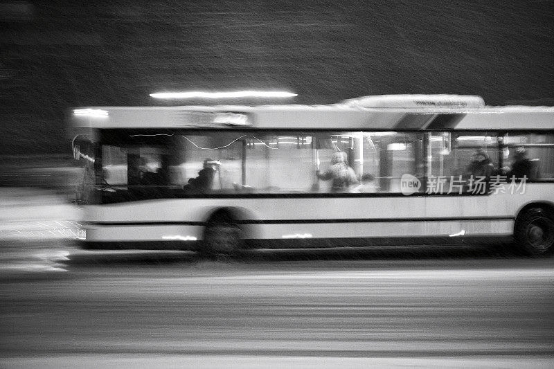 在雪夜超速行驶的公共汽车