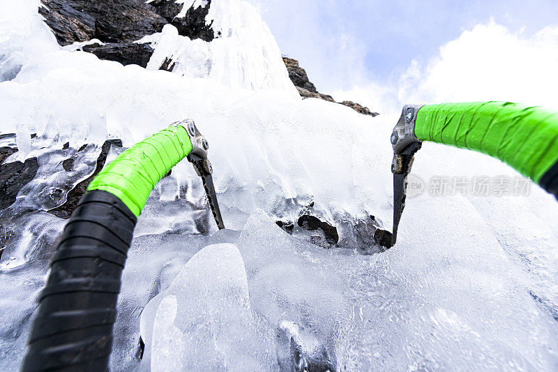 冰崖瀑布登山运动中的冰斧