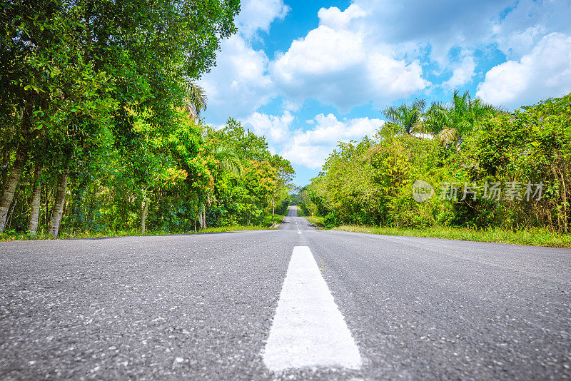 风景如画，天空多云的古巴乡村公路