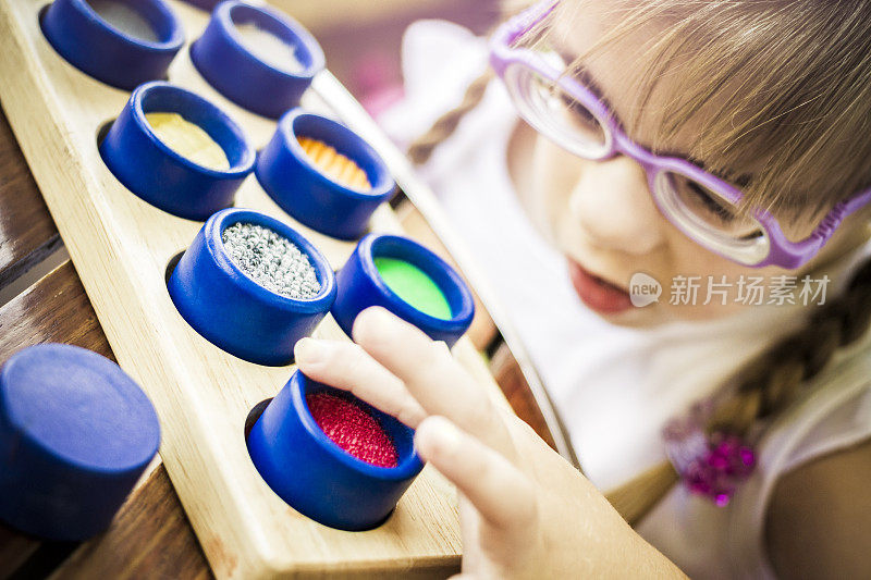 视障儿童与眼镜玩彩色纹理卷