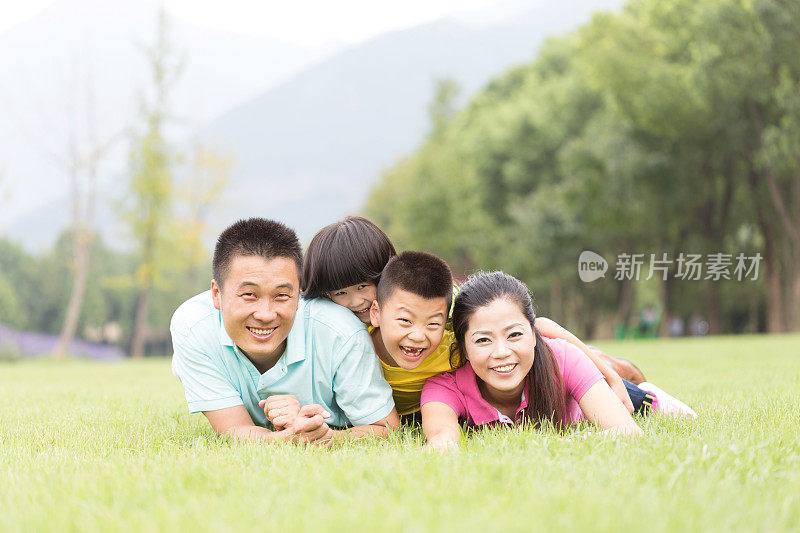 一个幸福的家庭躺在田野里