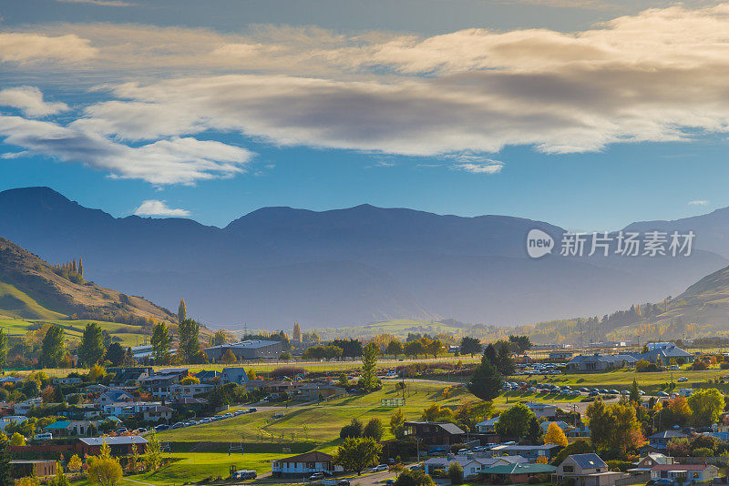 新西兰皇后镇壮观的山峰全景