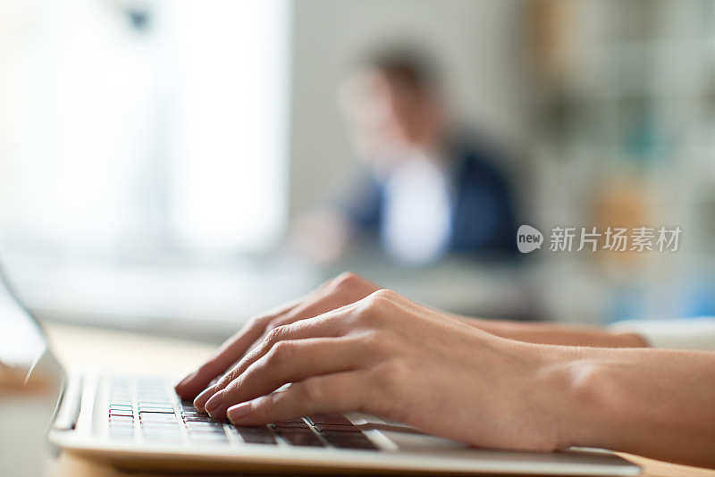 女性的手在电脑键盘上