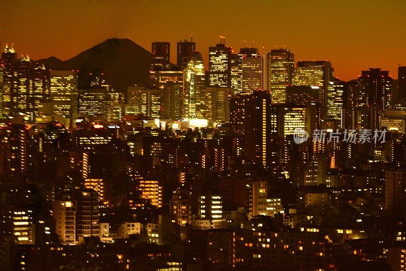 富士山和东京的天际线:白天和晚上