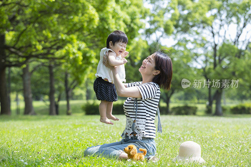 母亲抱着婴儿