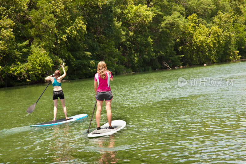 两个女人站起来划桨