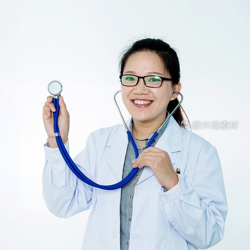 手持听诊器的女医生