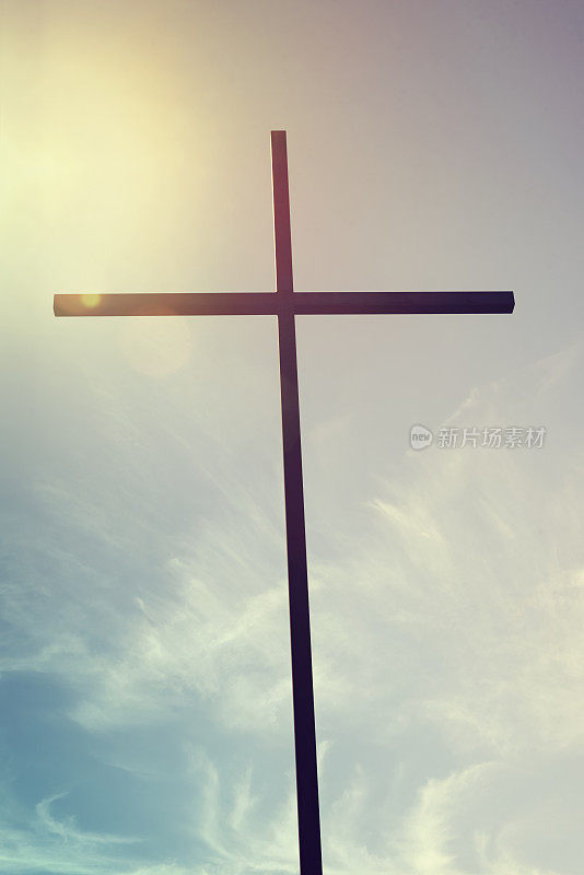 木制的十字架对着天空