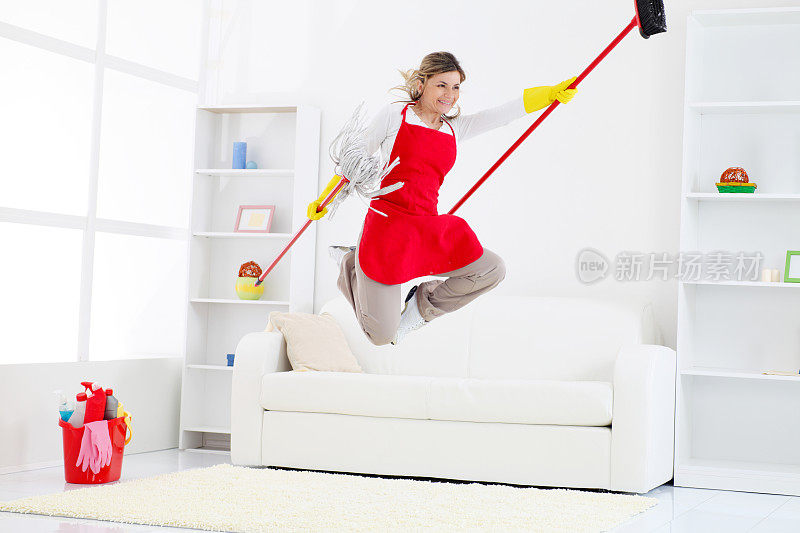 快乐的清洁工拿着扫帚和拖把跳来跳去。