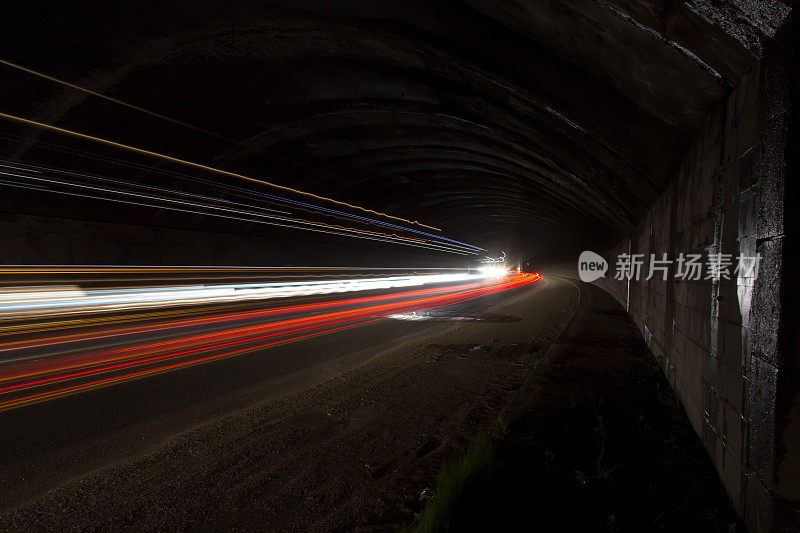 隧道里有卡车灯光。