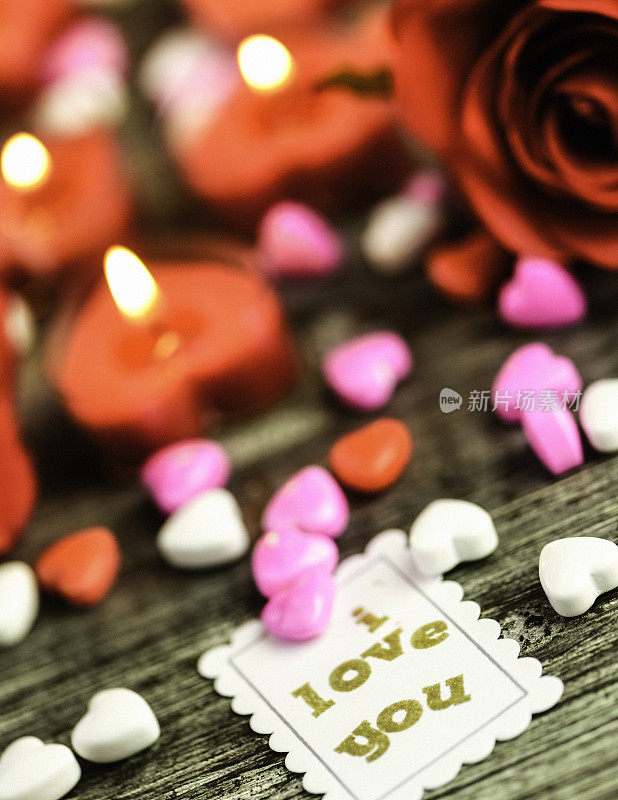 情人节的心形糖果，玫瑰和蜡烛
