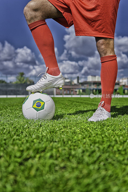 足球运动员与巴西国旗球