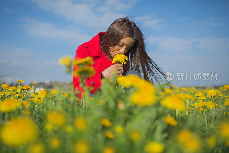 闻蒲公英的女人