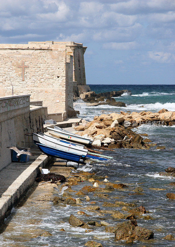 停在意大利西西里岛特拉帕尼码头的渔船