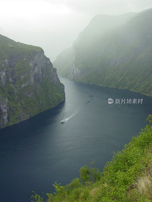 雨水落在渡轮上。