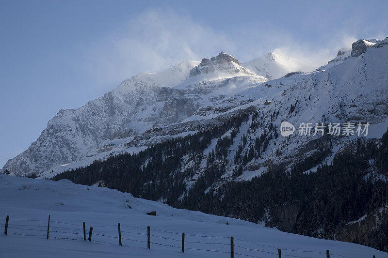 冬日白雪皑皑的群山景色