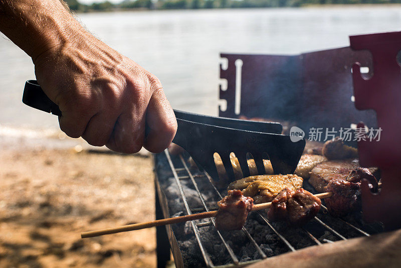 不认识的人准备烤肉串的特写。