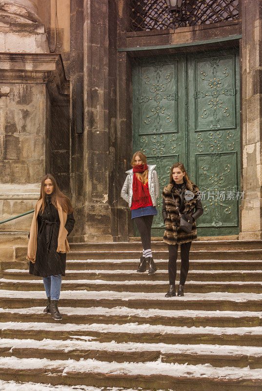 年轻的乌克兰女孩模特站在楼梯在利沃夫乌克兰