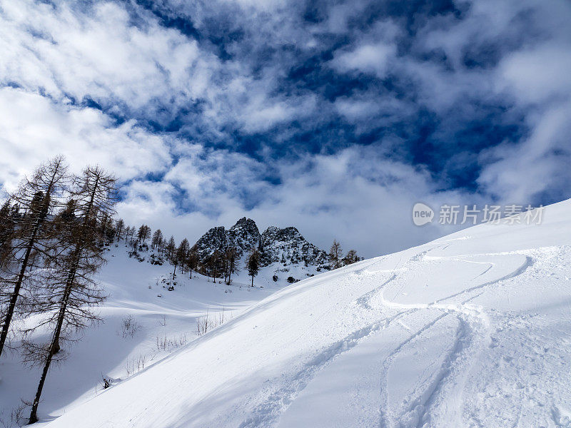 山上的滑雪道