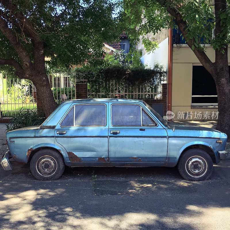 一辆旧汽车停在街上