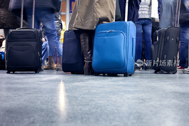 在机场携带行李的旅客和旅客