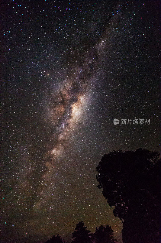 银河在夜晚闪闪发光