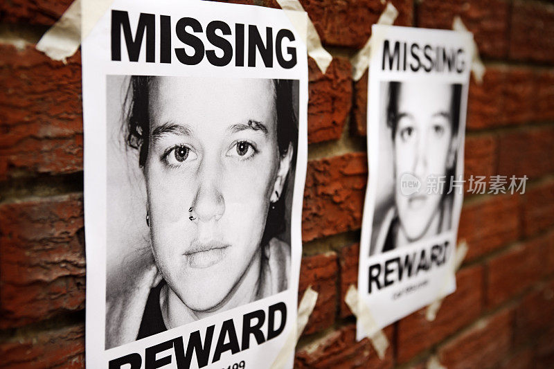 视角包括“失踪”海报的悲伤少女