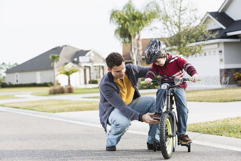 小男孩跟着爸爸，学骑自行车