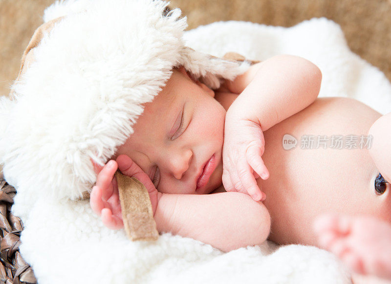 新生儿睡在毯子上