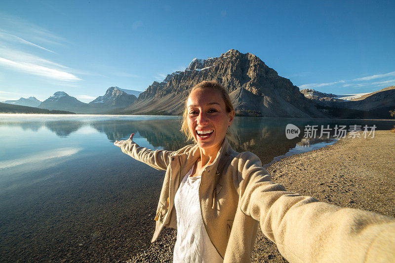 年轻女子自拍与惊人的湖山风景