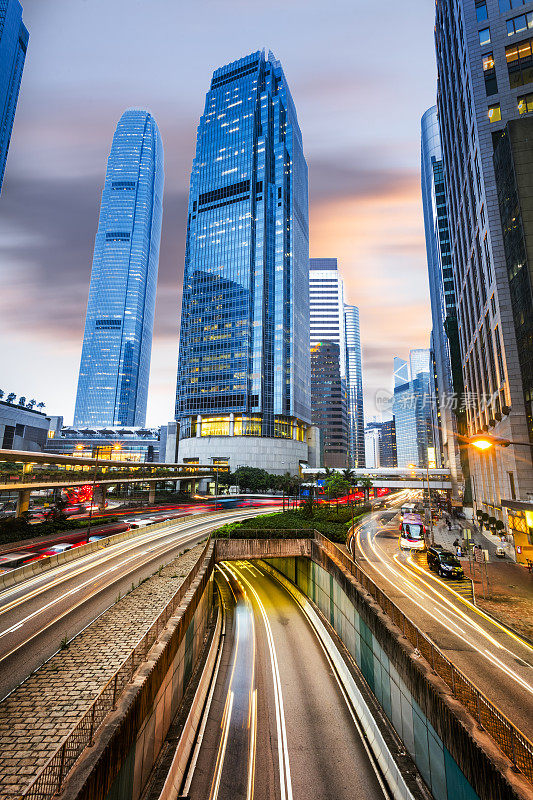 发光的摩天大楼和香港的城市街道