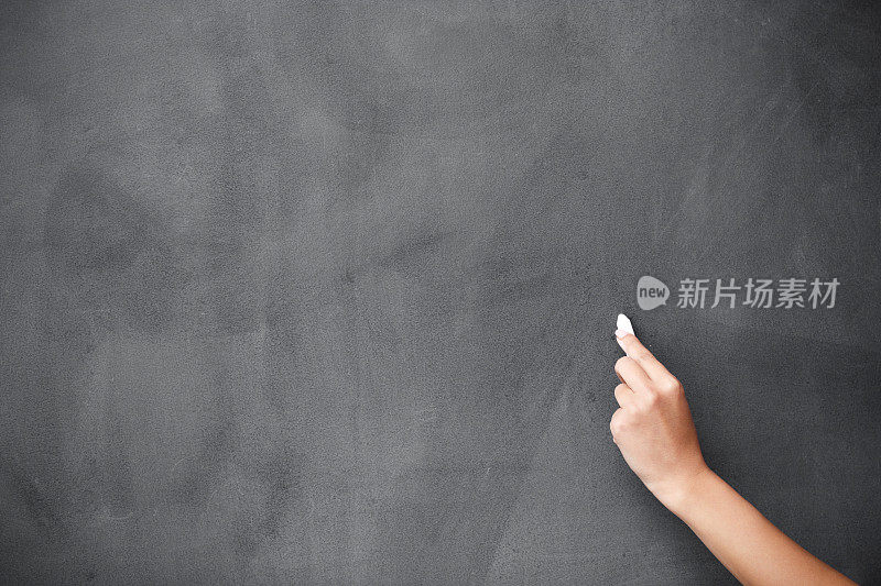 在黑板上写字