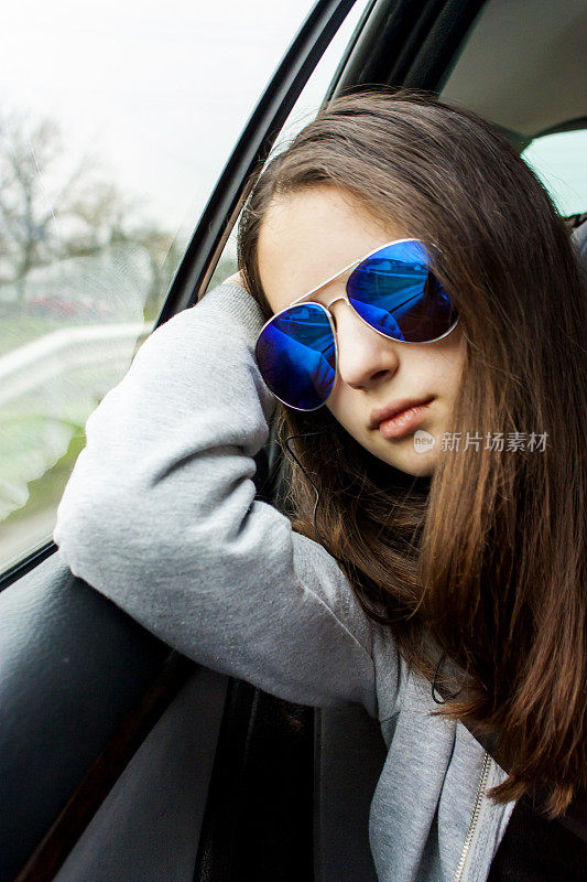 十几岁的女孩开车旅行