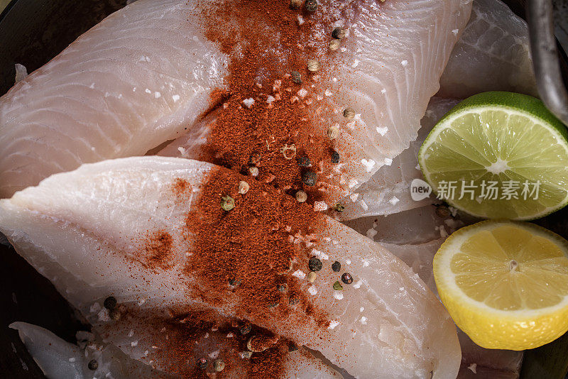 生鲜罗非鱼鱼片与香料