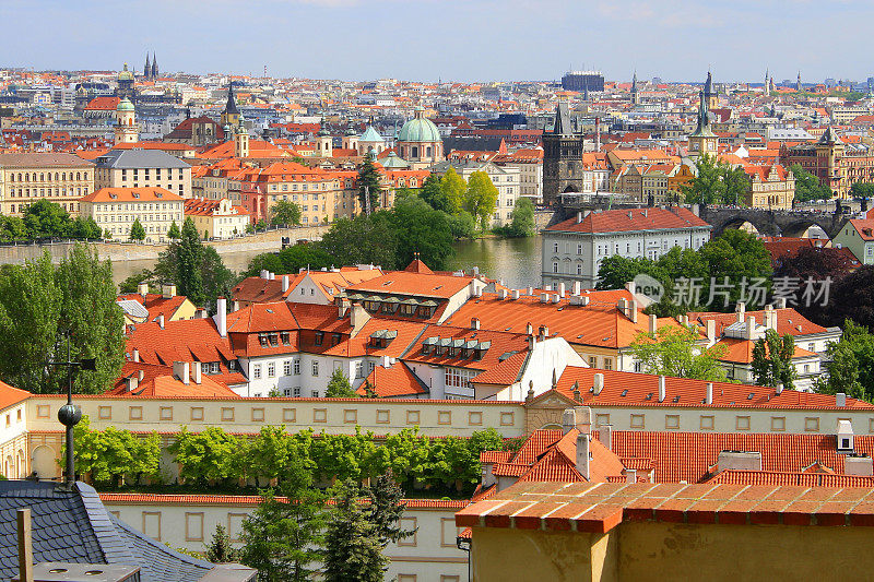 布拉格城市全景，伏尔塔瓦河和屋顶瓦片，中世纪哥特式和巴洛克城市，捷克共和国