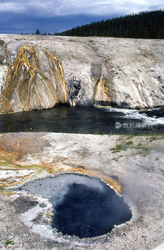 怀俄明州猛犸温泉的温泉和温泉池
