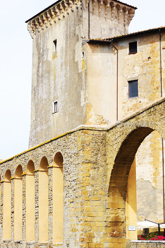 皮蒂利亚诺，托斯卡纳，意大利:高架渠和奥尔西诺宫