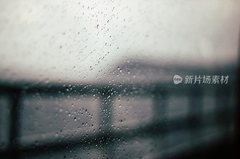 雨点落在渡船窗户上