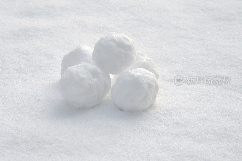 在雪地上堆五个雪球